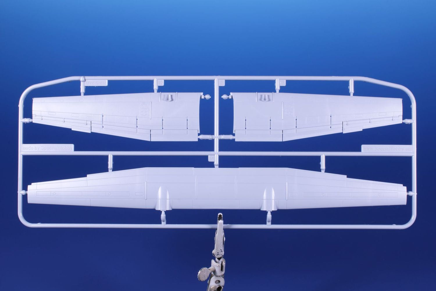 Piezas 4 de la maqueta del avión de vigilancia costera y salvamento español CASA 212 ASW en escala 1:72 de Special Hobby referencia 72402