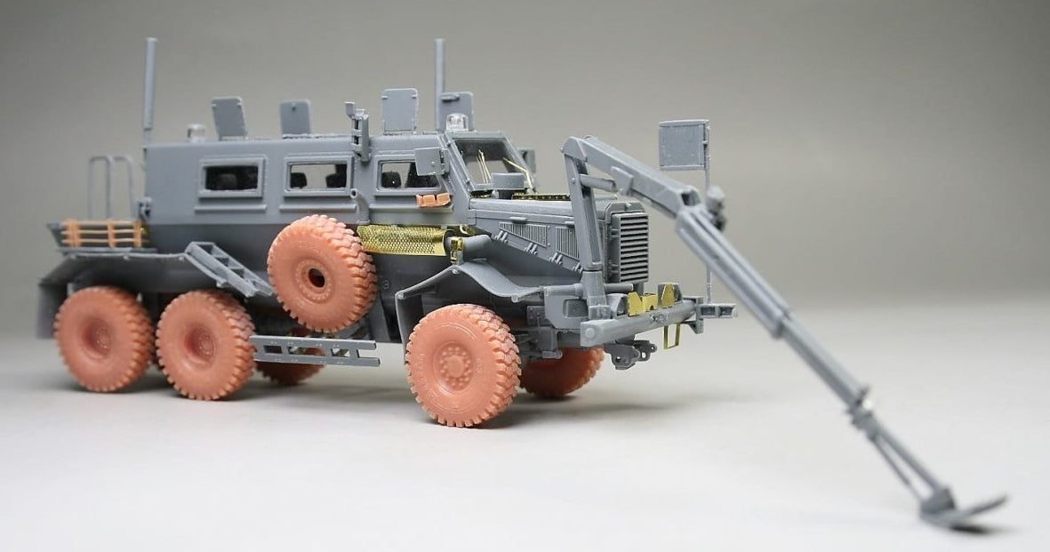 Foto de la maqueta del vehículo blindado Buffalo en versión limpia minas con sistema MPCV en escala 1:72 de Vespid Models referencia 720035