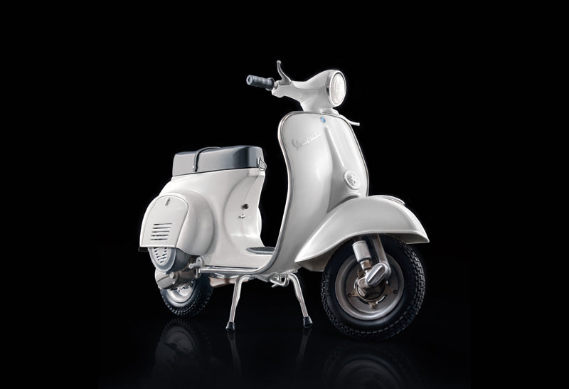 Foto frontal de la maqueta de la moto italiana Vespa 125 Primavera en escala 1:9 de Italeri referencia 4633