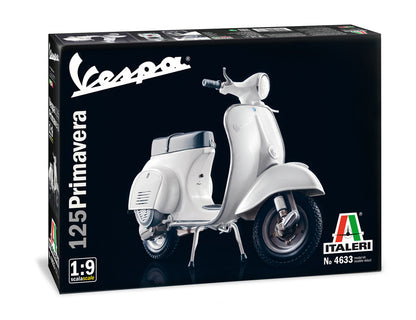 Portada de la caja de la maqueta de la moto italiana Vespa 125 Primavera en escala 1:9 de Italeri referencia 4633