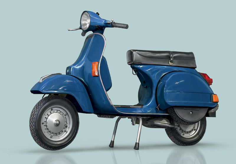 Foto con decoración azul de la maqueta de la moto italiana Vespa PX 125 o 150 en escala 1:9 de Italeri referencia 4645