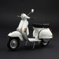 Foto frontal con decoración blanca de la maqueta de la moto italiana Vespa PX 125 o 150 en escala 1:9 de Italeri referencia 4645