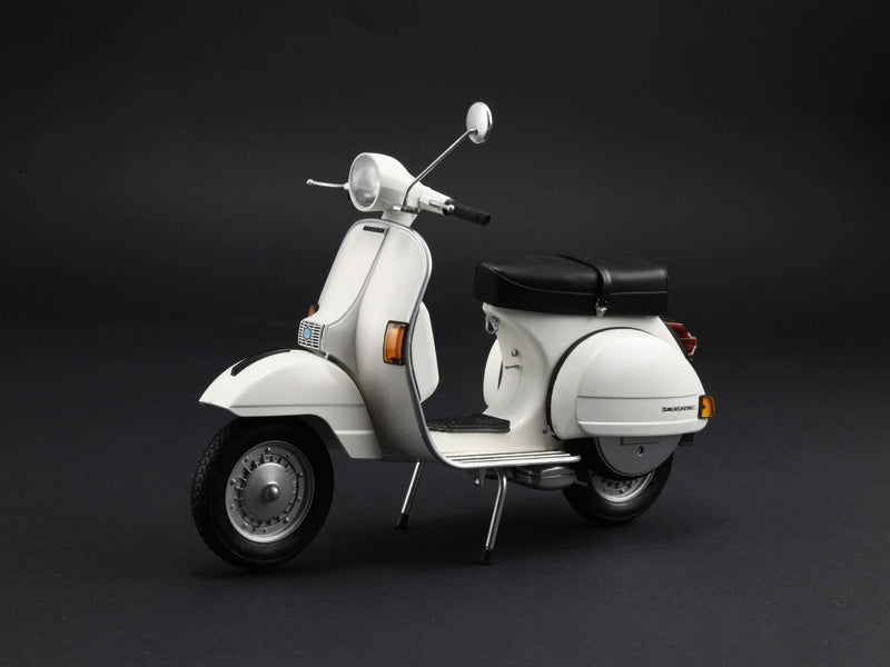 Foto frontal con decoración blanca de la maqueta de la moto italiana Vespa PX 125 o 150 en escala 1:9 de Italeri referencia 4645