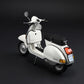 Foto trasera con decoración blanca de la maqueta de la moto italiana Vespa PX 125 o 150 en escala 1:9 de Italeri referencia 4645