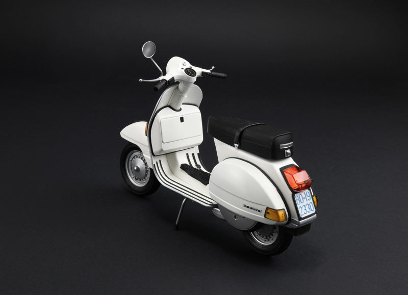 Foto trasera con decoración blanca de la maqueta de la moto italiana Vespa PX 125 o 150 en escala 1:9 de Italeri referencia 4645