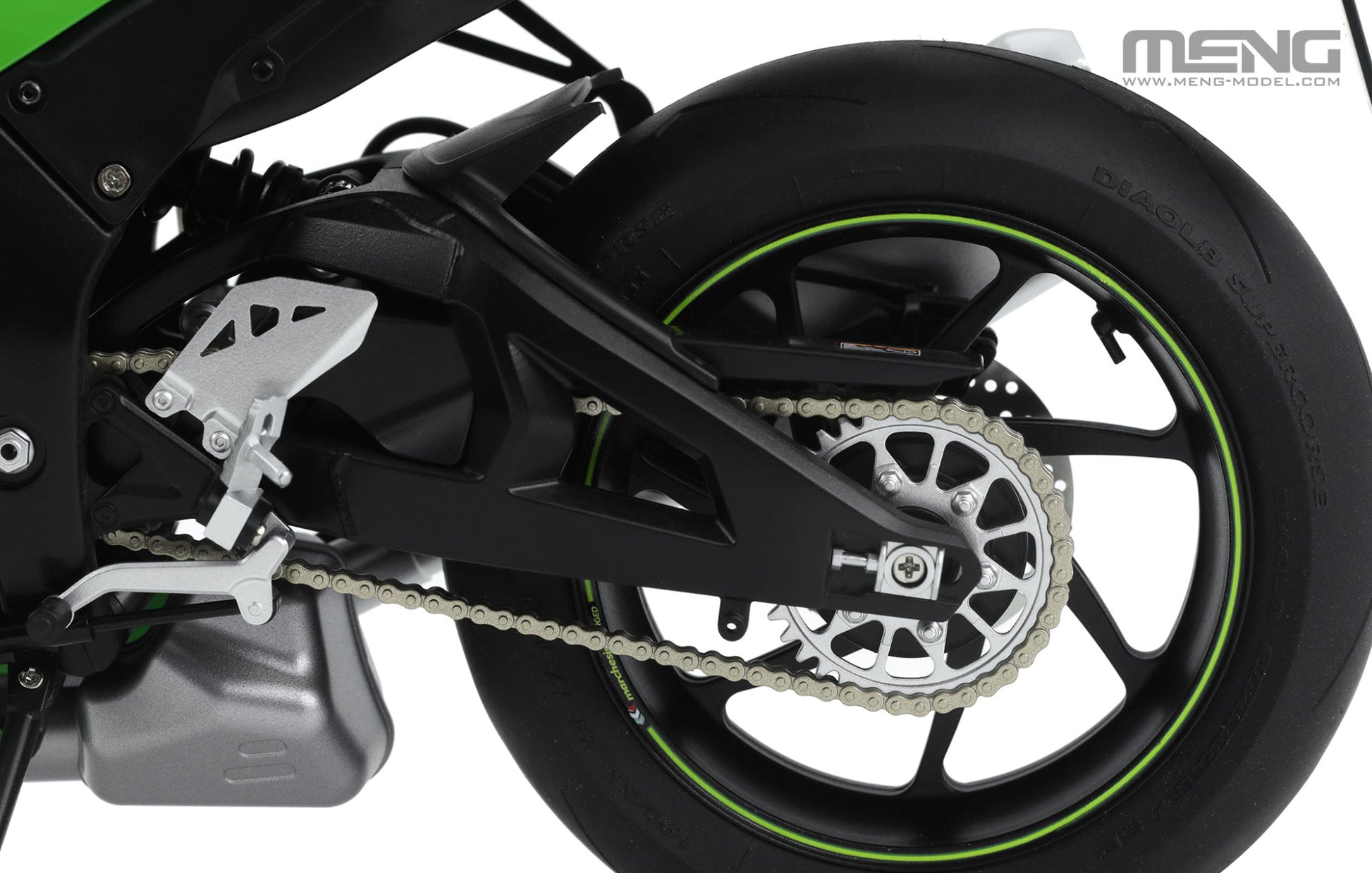 Foto detalle cadena de la maqueta de la moto Kawasaki ZX-10RR Ninja precoloreada en escala 1:9 de Meng referencia TS-008S