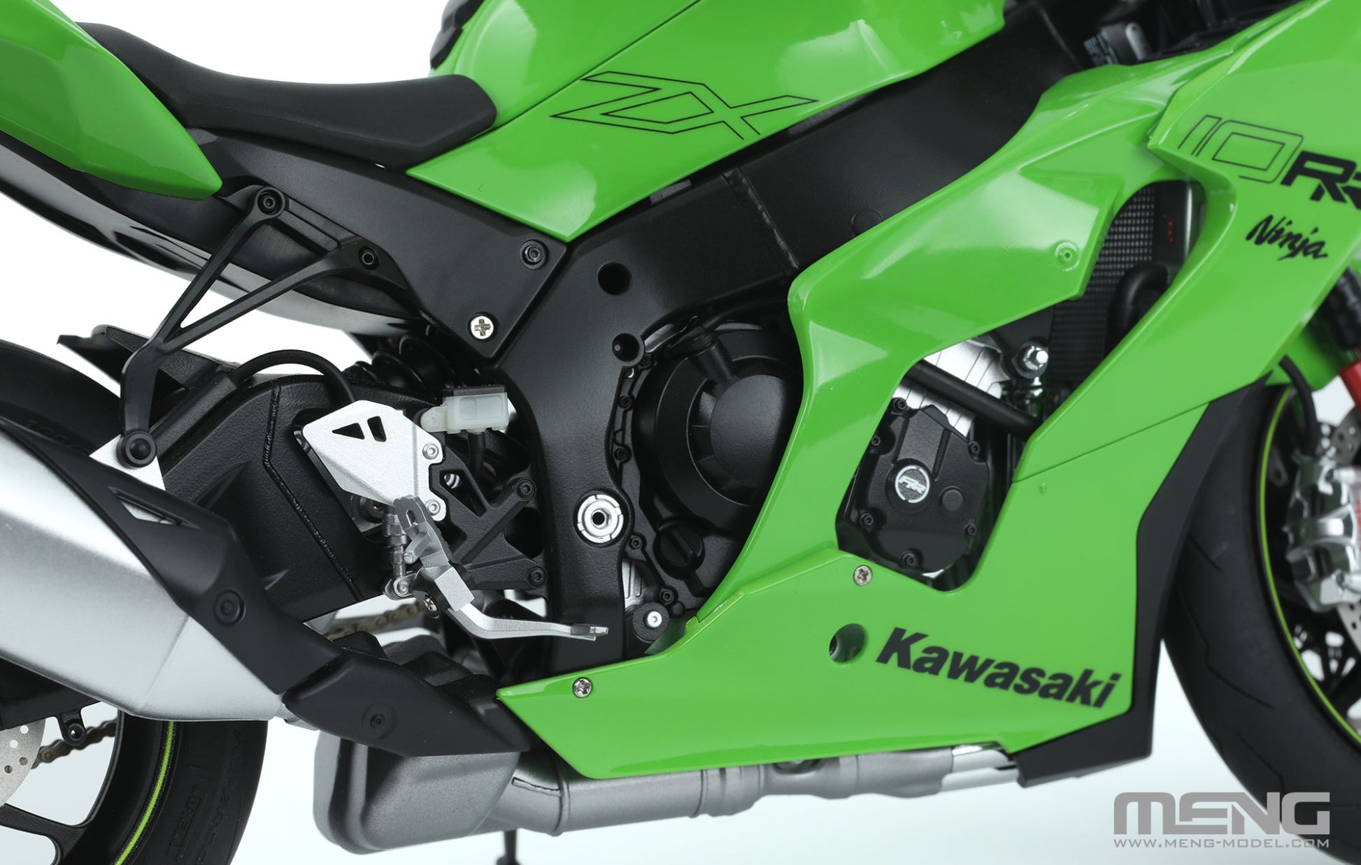 Foto detalle motor de la maqueta de la moto Kawasaki ZX-10RR Ninja precoloreada en escala 1:9 de Meng referencia TS-008S