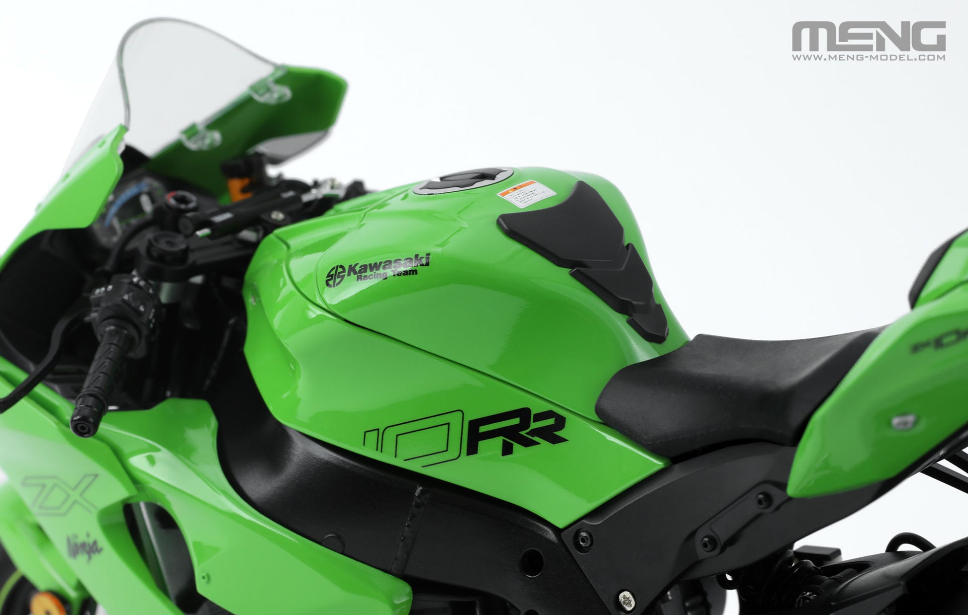 Foto detalle sillín de la maqueta de la moto Kawasaki ZX-10RR Ninja precoloreada en escala 1:9 de Meng referencia TS-008S