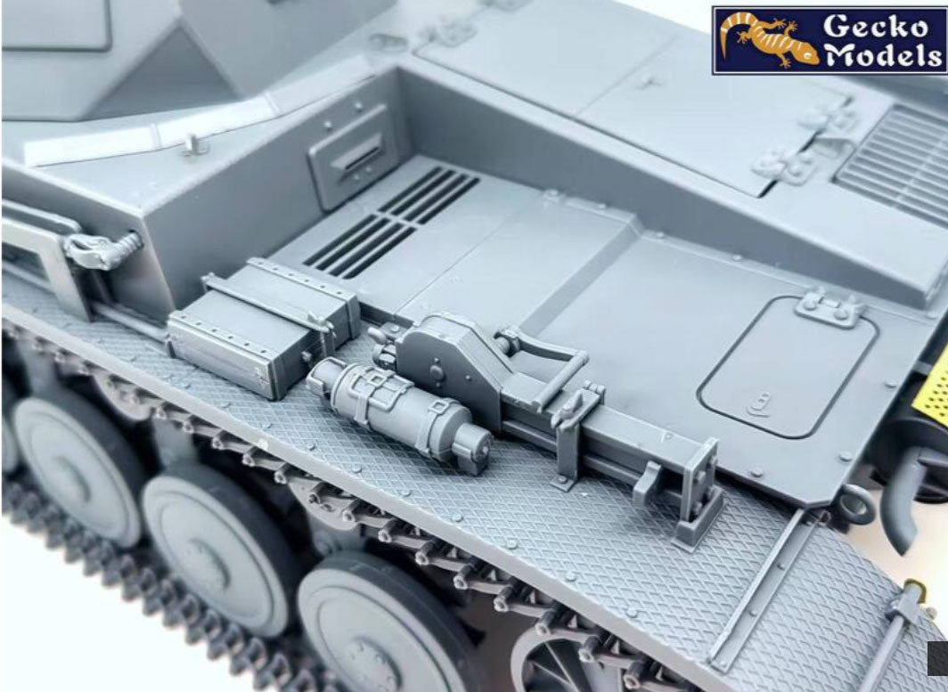 Detalle herramientas traseras de la maqueta del tanque alemán Panzer I Ausf C en escala 1:16 de Gecko Models referencia 16GM0008