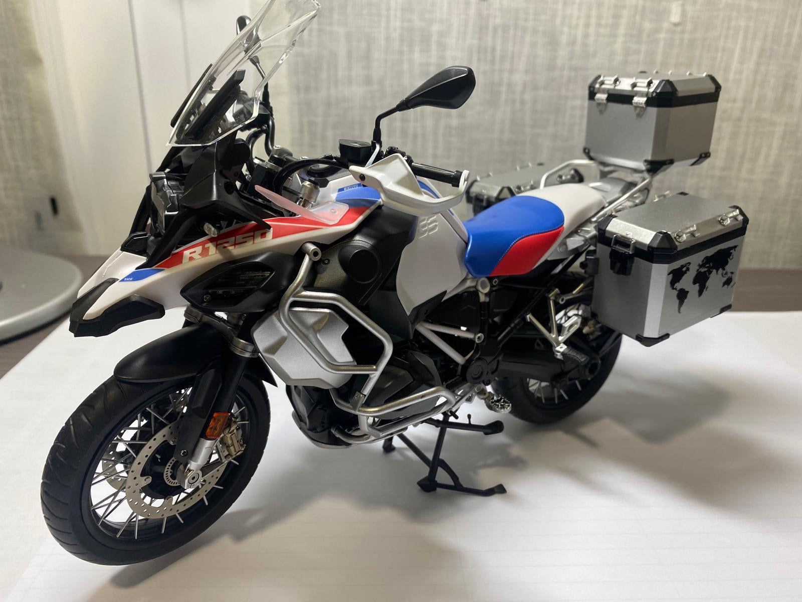 1/9 BMW R1250GS アドベンチャー (プレカラーバージョン) モンモデル