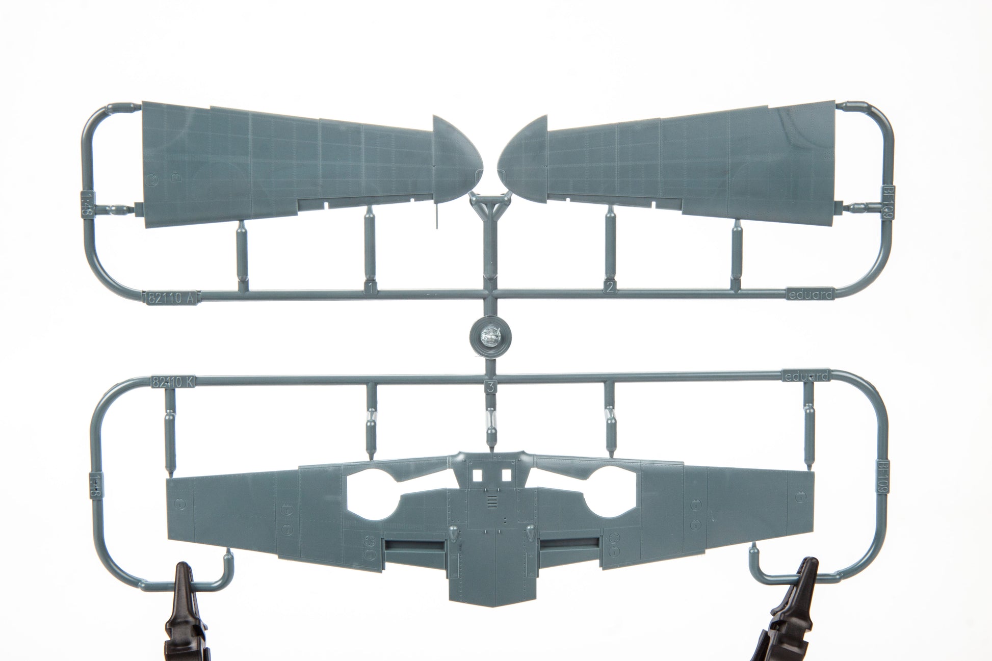 Grapa 2 de la maqueta del caza Messerschmitt BF-109 en versión G-2 y escala 1:48 de Eduard referencia 82165