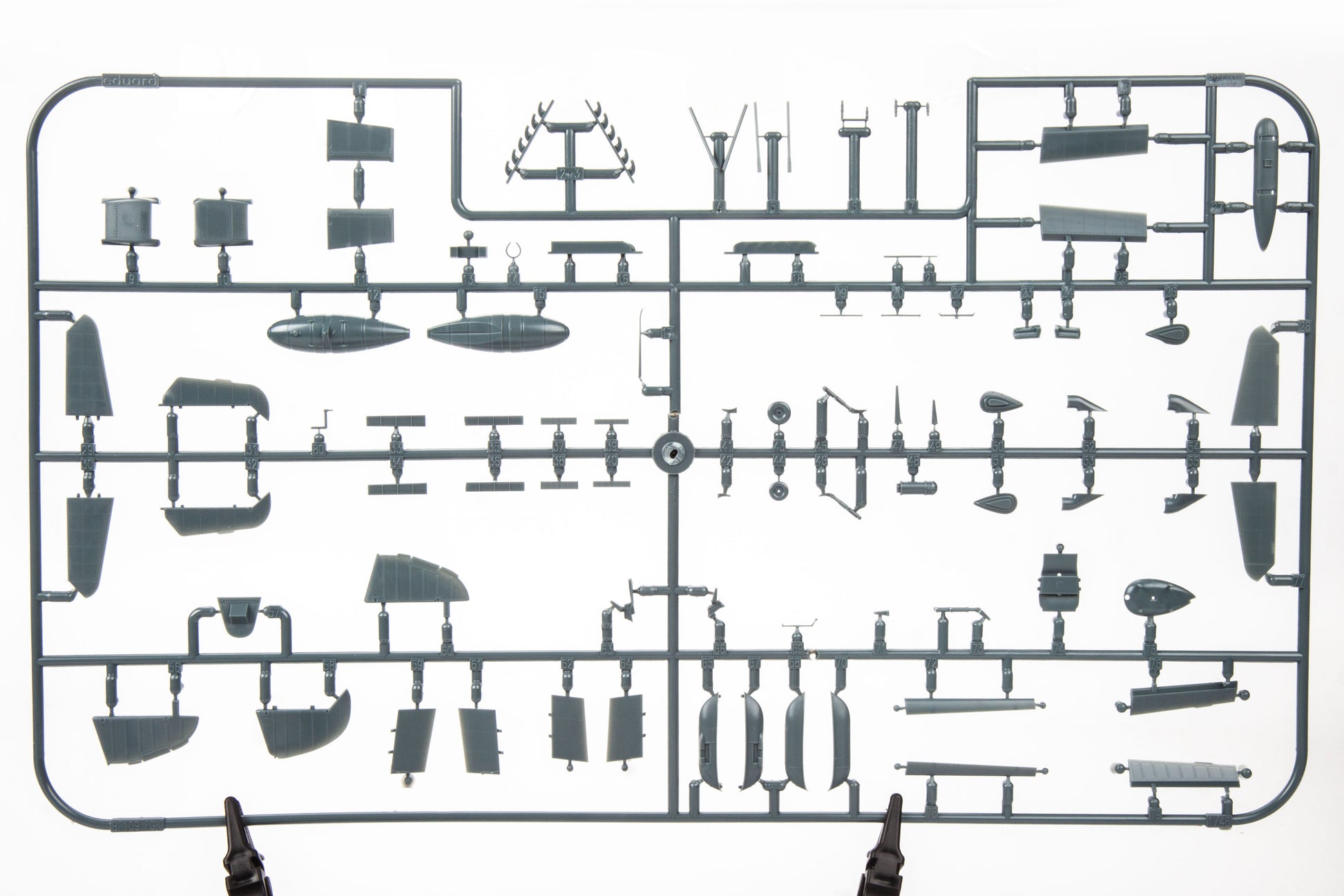 Grapa 3 de la maqueta del caza Messerschmitt BF-109 en versión G-2 y escala 1:48 de Eduard referencia 82165