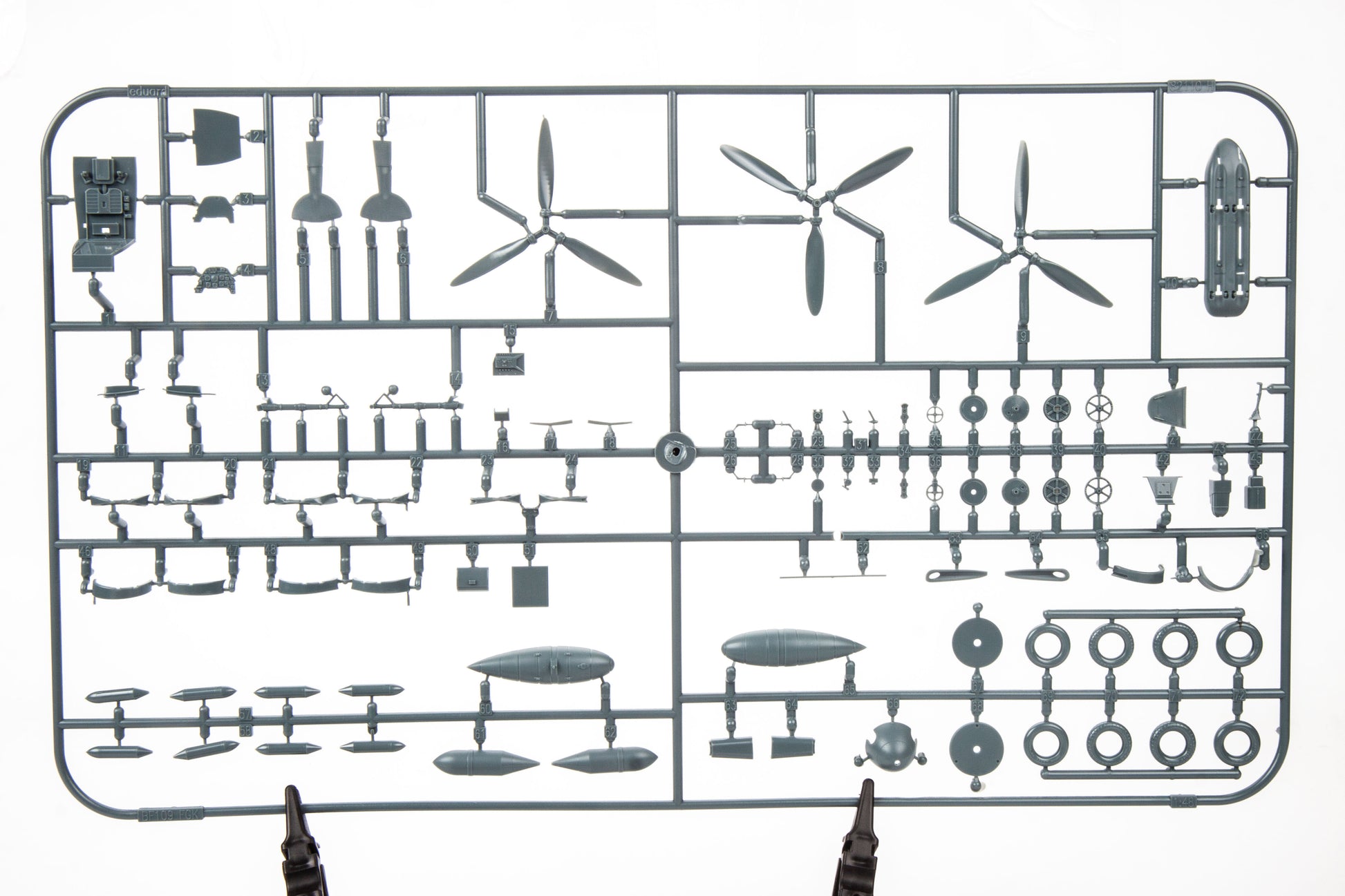 Grapa 4 de la maqueta del caza Messerschmitt BF-109 en versión G-2 y escala 1:48 de Eduard referencia 82165