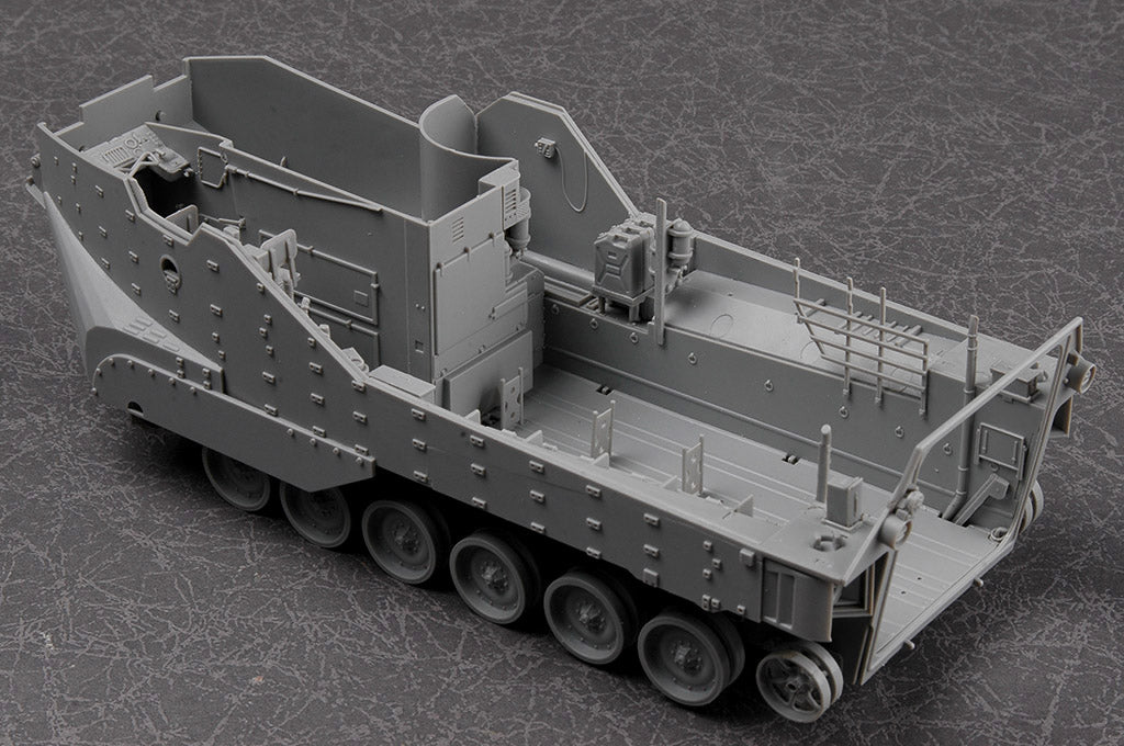 Foto del interior de la maqueta del vehículo de asalto anfibio AAVP-7A1 en escala 1:35 de Hobby Boss referencia 82413