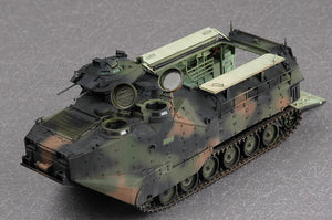 Foto lateral izquierda de la maqueta del vehículo de asalto anfibio AAVP-7A1 en escala 1:35 de Hobby Boss referencia 82413