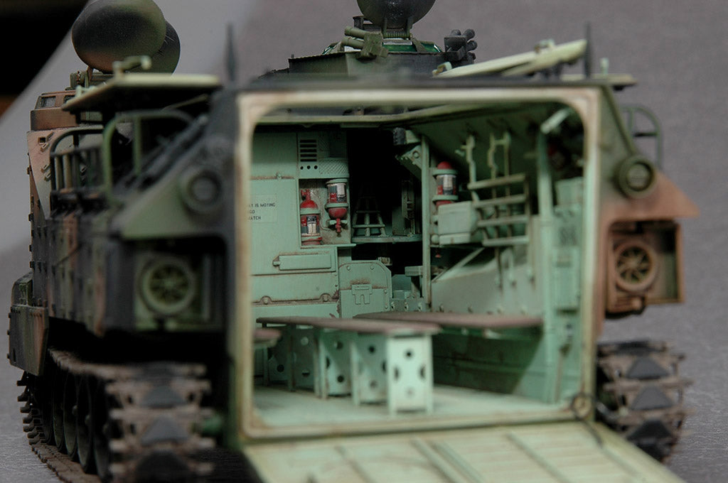 Foto trasera del interior de la maqueta del vehículo de asalto anfibio AAVP-7A1 en escala 1:35 de Hobby Boss referencia 82413
