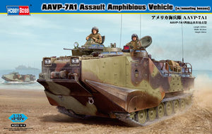 Portada de la caja de la maqueta del vehículo de asalto anfibio AAVP-7A1 en escala 1:35 de Hobby Boss referencia 82413
