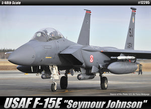 Portada de la caja de la maqueta del caza F-15E Strike Eagle en escala 1:48 de Academy referencia 12295