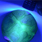 Foto detalle de la resina iluminada con luz ultravioleta de AK referencia 8290