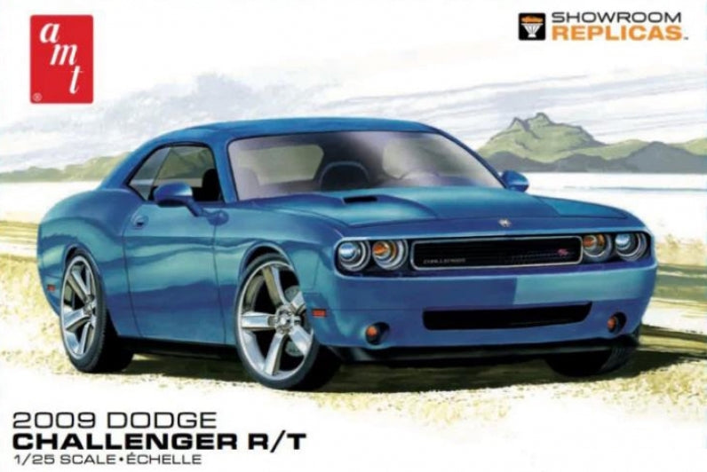 Portada de la caja de la maqueta del coche deportivo Dodge Challenger R/T en escala 1:25 de AMT referencia 1117