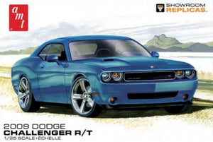 Portada de la caja de la maqueta del coche deportivo Dodge Challenger R/T en escala 1:25 de AMT referencia 1117