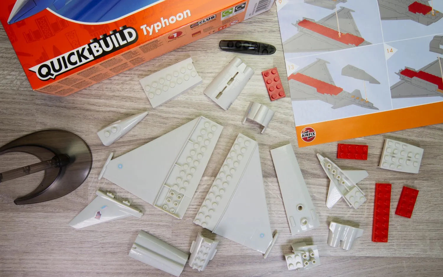 Piezas de la maqueta del caza europeo Eurofighter Typhoon en la versión de Airfix Quickbuild en la que no se usa ni pegamento ni pintura, solo hay que construirlo. Referencia J6002