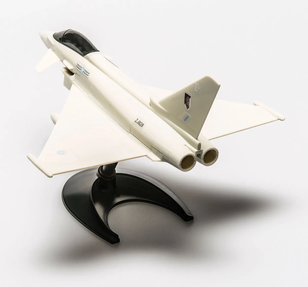 Vista trasera de la maqueta del caza europeo Eurofighter Typhoon en la versión de Airfix Quickbuild en la que no se usa ni pegamento ni pintura, solo hay que construirlo. Referencia J6002