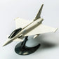 Vista frontal de la maqueta del caza europeo Eurofighter Typhoon en la versión de Airfix Quickbuild en la que no se usa ni pegamento ni pintura, solo hay que construirlo. Referencia J6002