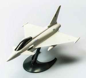 Vista frontal de la maqueta del caza europeo Eurofighter Typhoon en la versión de Airfix Quickbuild en la que no se usa ni pegamento ni pintura, solo hay que construirlo. Referencia J6002