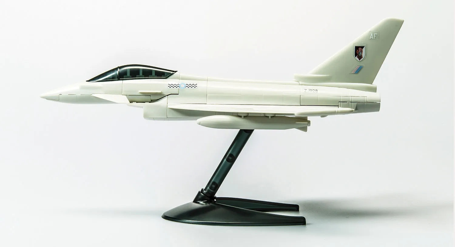 Vista lateral de la maqueta del caza europeo Eurofighter Typhoon en la versión de Airfix Quickbuild en la que no se usa ni pegamento ni pintura, solo hay que construirlo. Referencia J6002