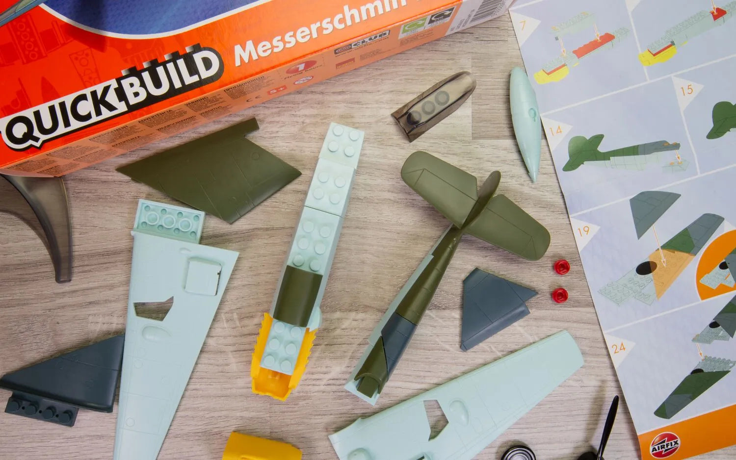 Piezas de la maqueta del caza alemán Messerschmitt 109 en la versión de Airfix Quickbuild en la que no se usa ni pegamento ni pintura, solo hay que construirlo. Referencia J6001