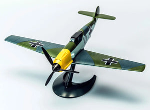 Vista aérea de la maqueta del caza alemán Messerschmitt 109 en la versión de Airfix Quickbuild en la que no se usa ni pegamento ni pintura, solo hay que construirlo. Referencia J6001