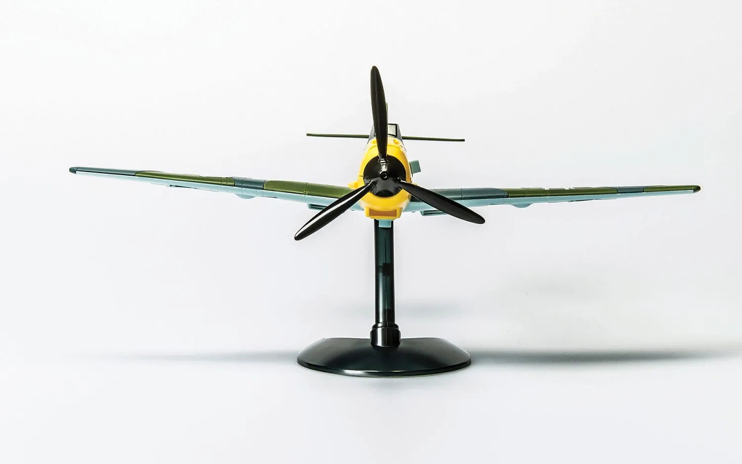 Vista frontal de la maqueta del caza alemán Messerschmitt 109 en la versión de Airfix Quickbuild en la que no se usa ni pegamento ni pintura, solo hay que construirlo. Referencia J6001