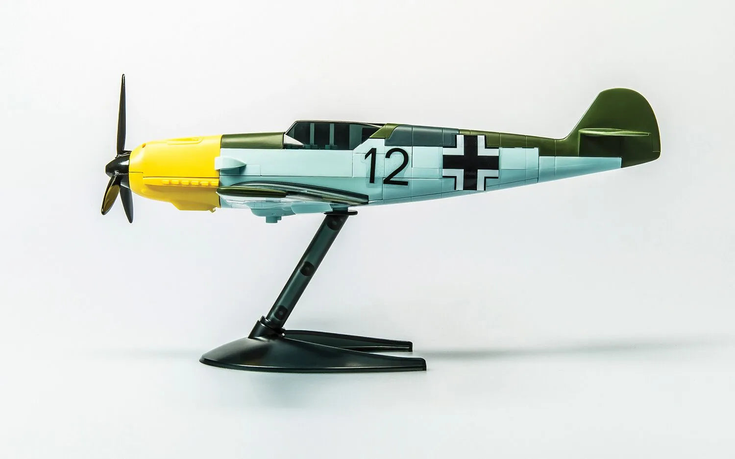 Vista lateral de la maqueta del caza alemán Messerschmitt 109 en la versión de Airfix Quickbuild en la que no se usa ni pegamento ni pintura, solo hay que construirlo. Referencia J6001