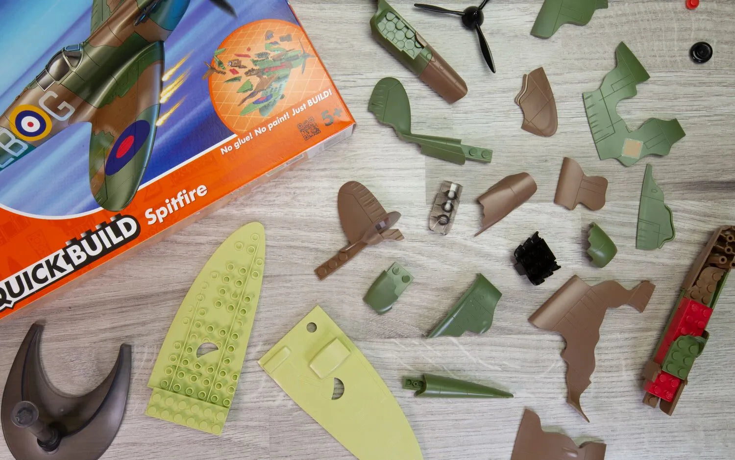 Piezas de la maqueta del caza británico Spitfire en la versión de Airfix Quickbuild en la que no se usa ni pegamento ni pintura, solo hay que construirlo. Referencia J6000
