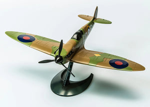 Vista frontal de la maqueta del caza británico Spitfire en la versión de Airfix Quickbuild en la que no se usa ni pegamento ni pintura, solo hay que construirlo. Referencia J6000