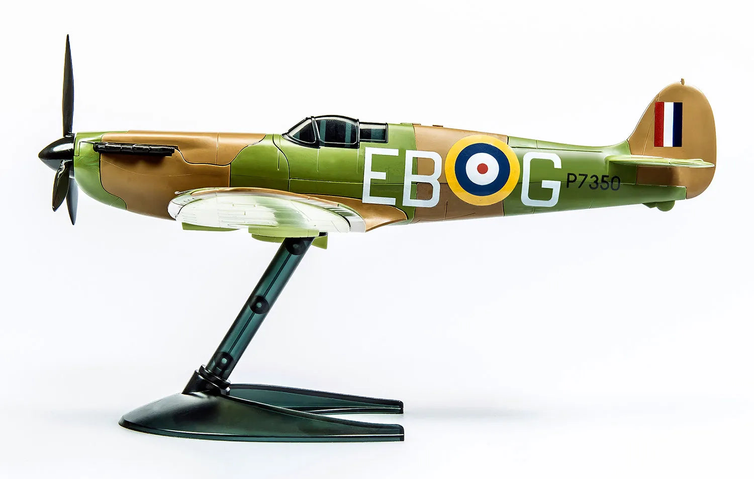 Vista lateral de la maqueta del caza británico Spitfire en la versión de Airfix Quickbuild en la que no se usa ni pegamento ni pintura, solo hay que construirlo. Referencia J6000