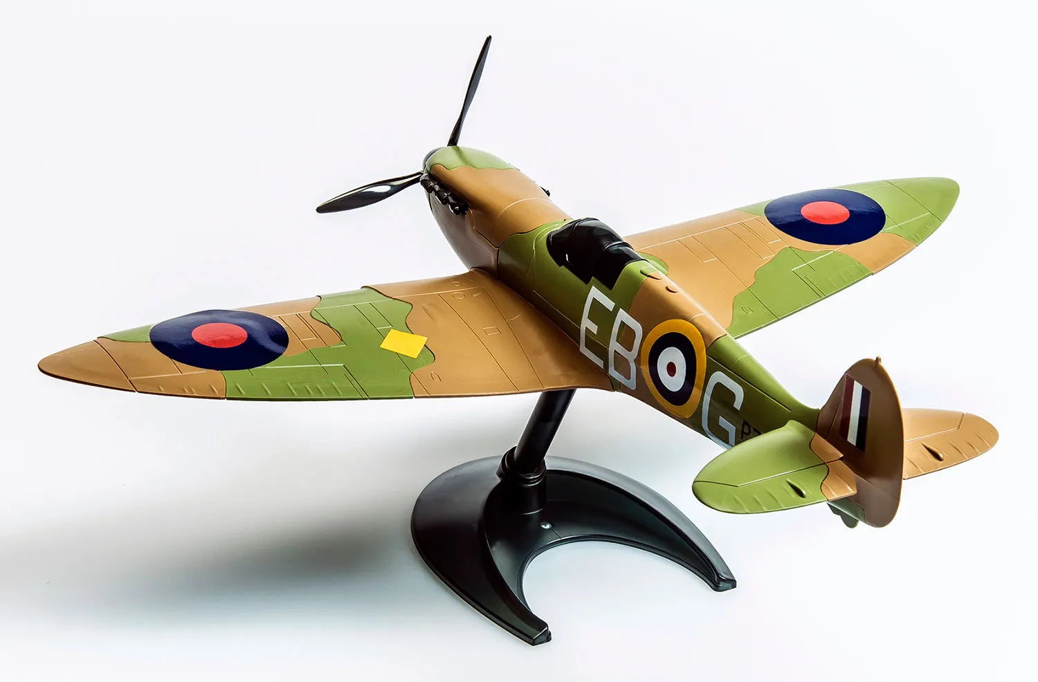 Vista trasera de la maqueta del caza británico Spitfire en la versión de Airfix Quickbuild en la que no se usa ni pegamento ni pintura, solo hay que construirlo. Referencia J6000