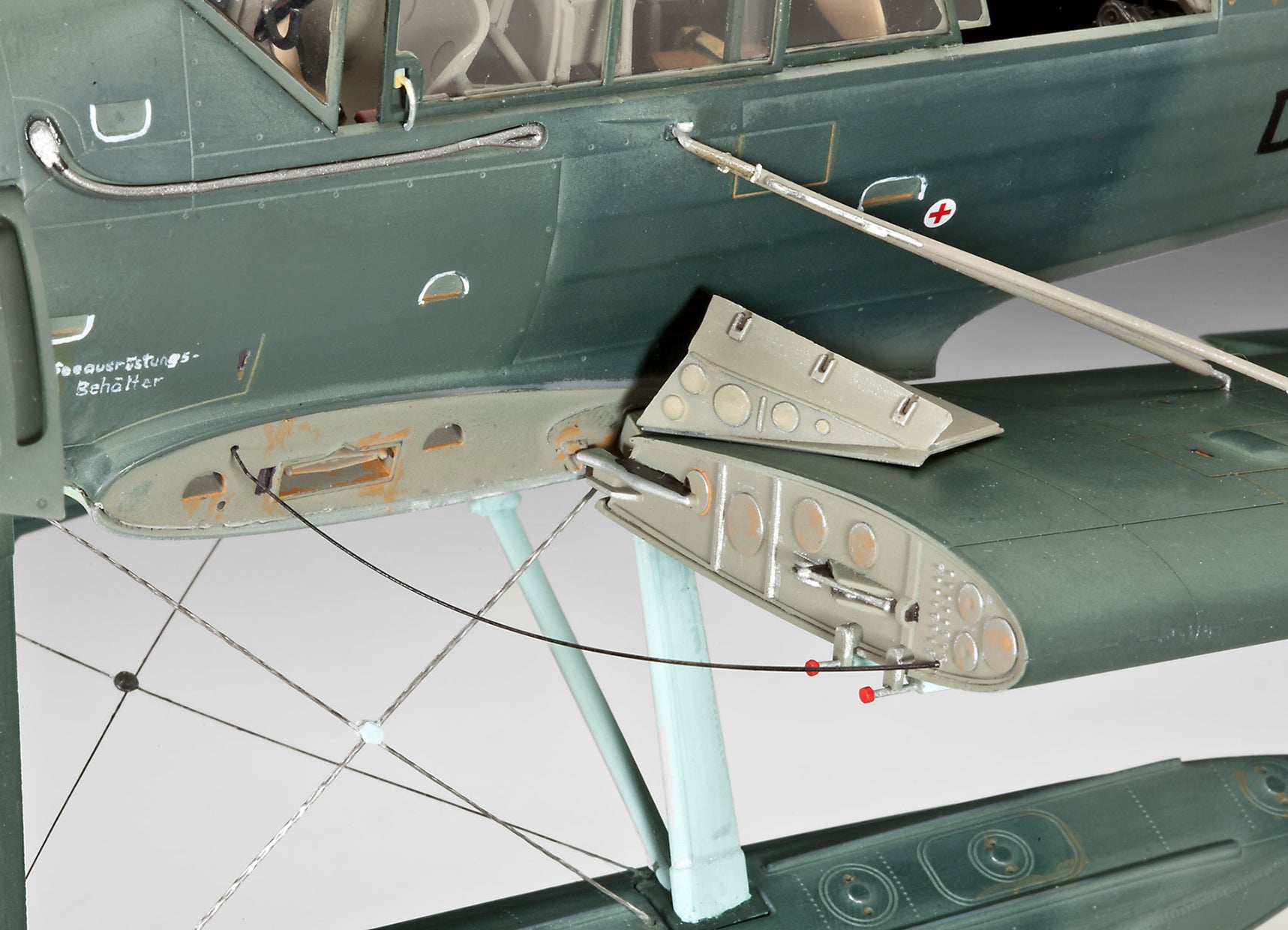 Detalle del ala de la maqueta del hidroavión de reconocimiento alemán Arado Ar-196 A3 en escala 1:32 de Revell referencia 03787