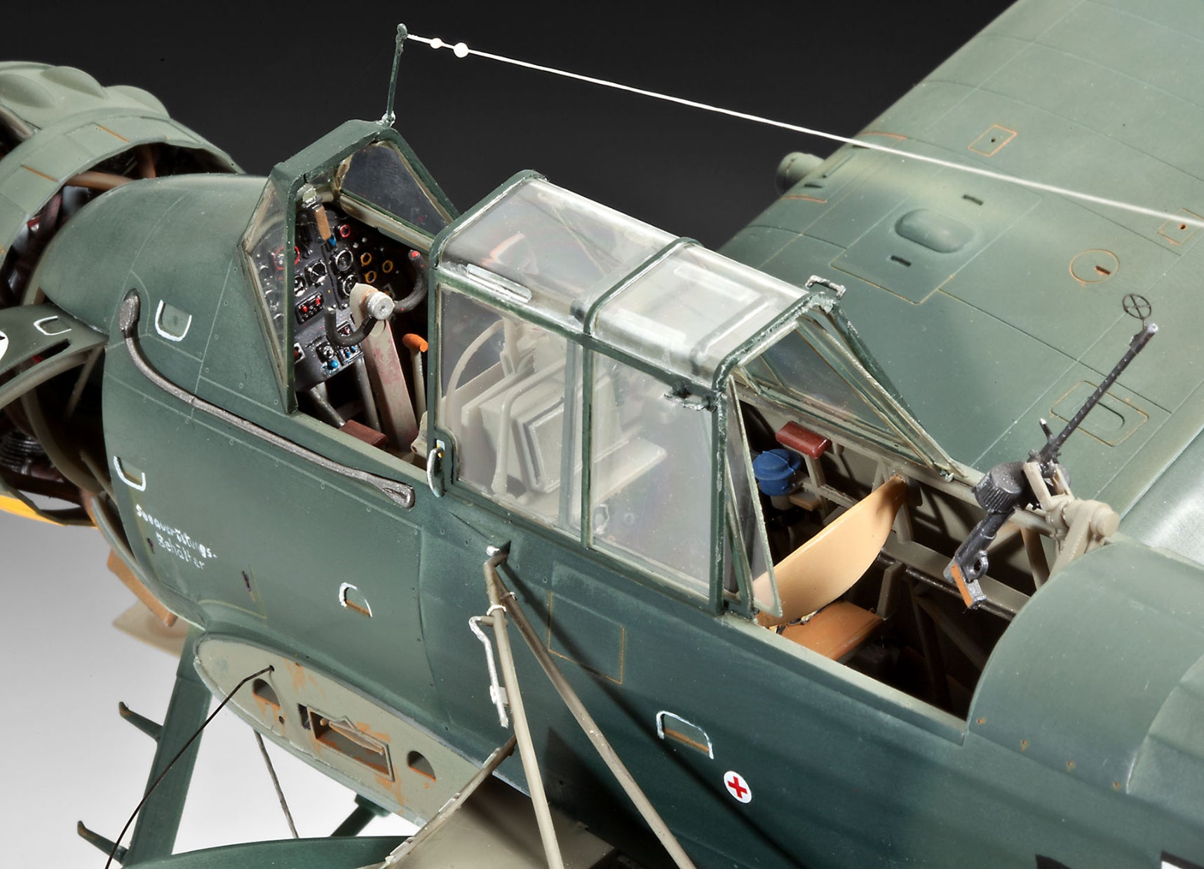 Vista trasera de la cabina de la maqueta del hidroavión de reconocimiento alemán Arado Ar-196 A3 en escala 1:32 de Revell referencia 03787