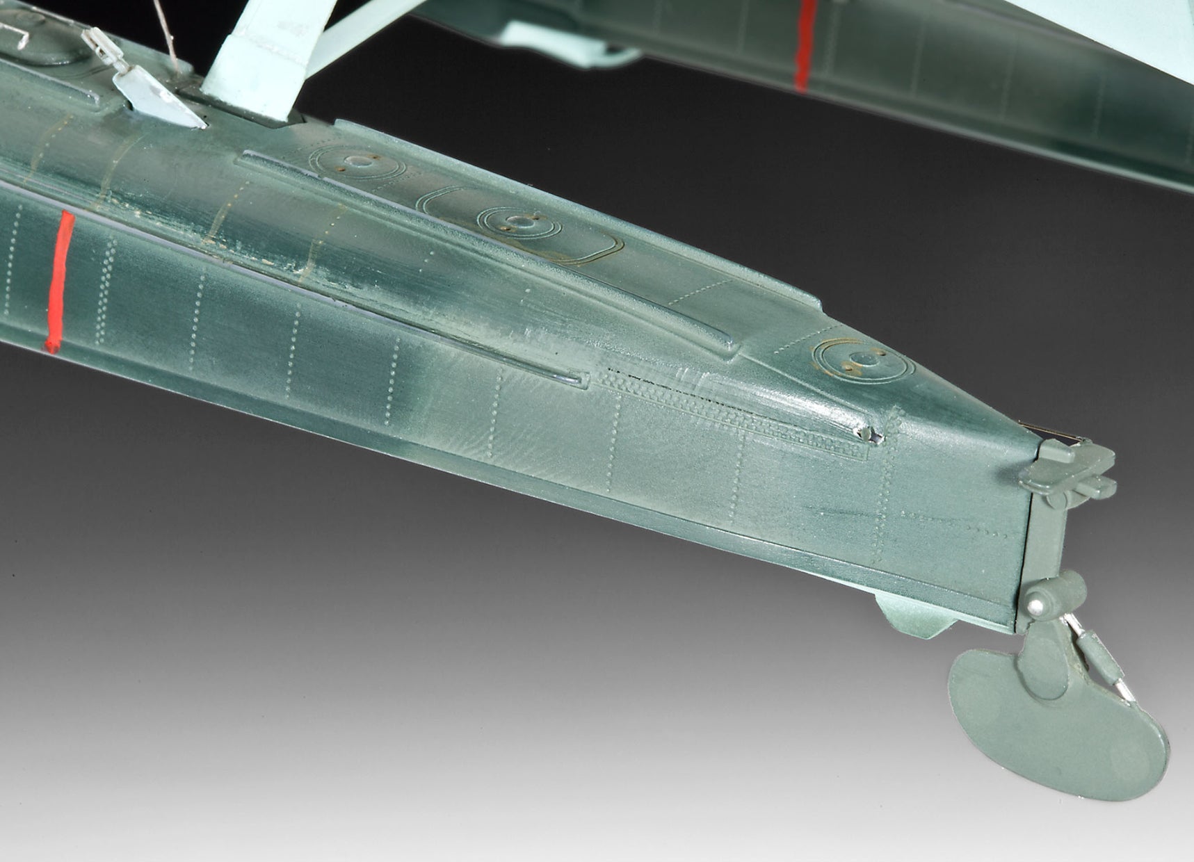 Detalle del flotador de la maqueta del hidroavión de reconocimiento alemán Arado Ar-196 A3 en escala 1:32 de Revell referencia 03787