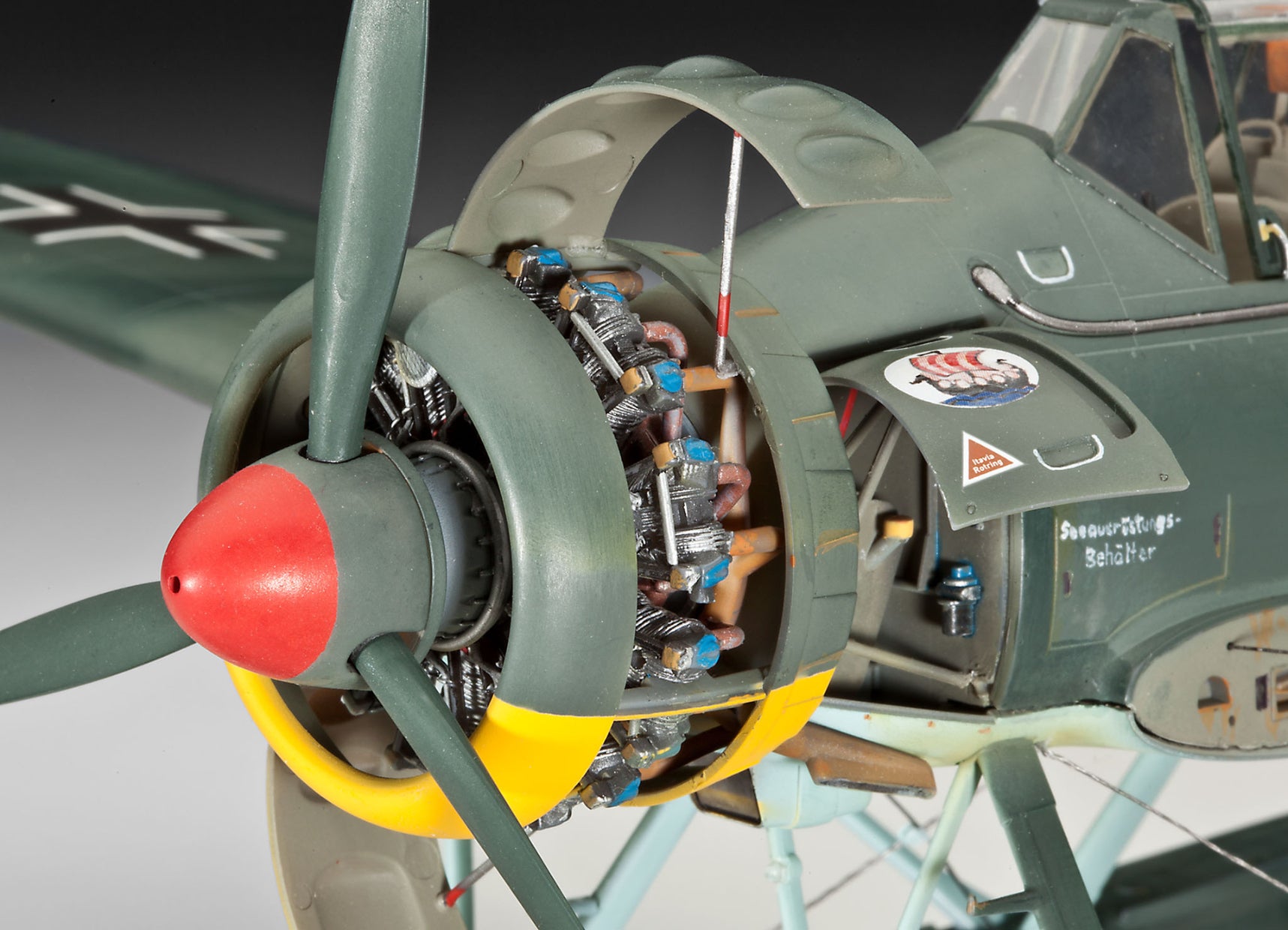 Detalle del motor de la maqueta del hidroavión de reconocimiento alemán Arado Ar-196 A3 en escala 1:32 de Revell referencia 03787