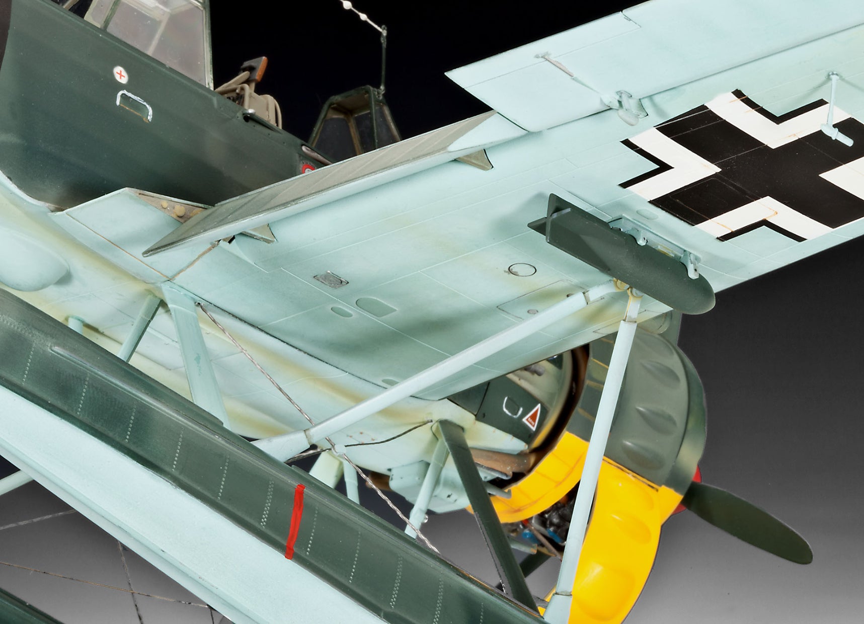 Foto inferior de la maqueta del hidroavión de reconocimiento alemán Arado Ar-196 A3 en escala 1:32 de Revell referencia 03787