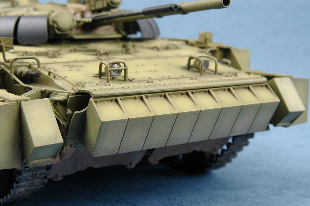 Vehículo blindado ruso BMP-3 con blindaje reactivo ERA en escala 1:35 de Trumpeter 00365 Foto delantera