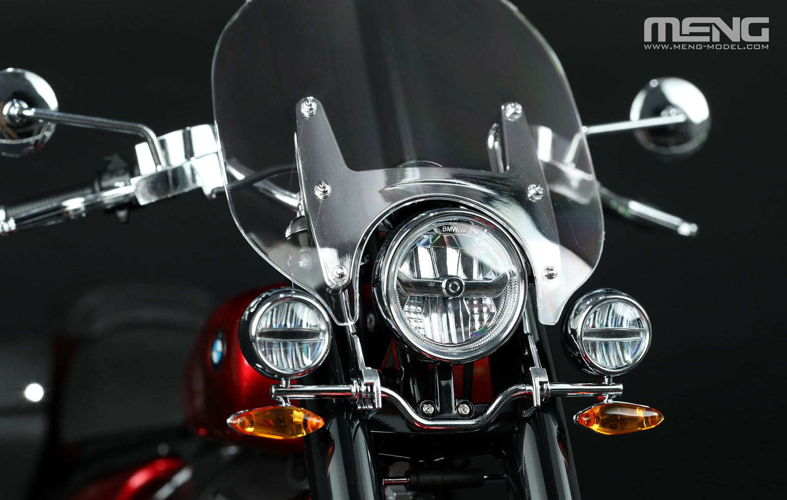 Vista frontal de la moto precoloreada BMW R 18 Classic Mars Red en escala 1:9 de Meng referencia MT-006t