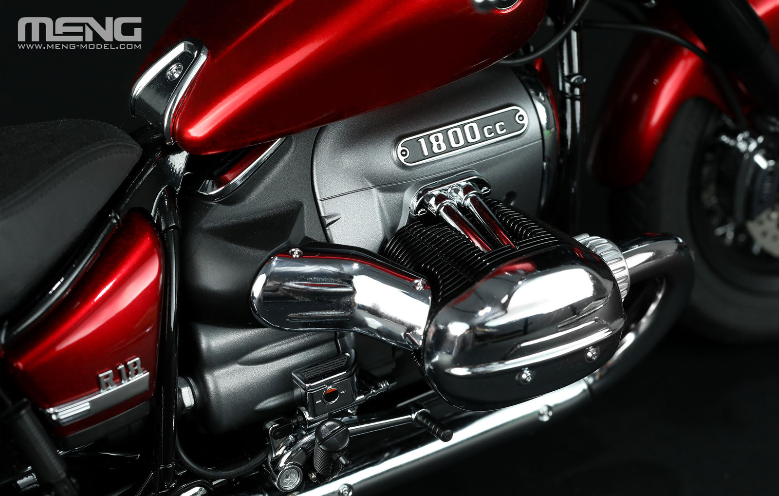 Vista lateral derecha del motor de la moto precoloreada BMW R 18 Classic Mars Red en escala 1:9 de Meng referencia MT-006t