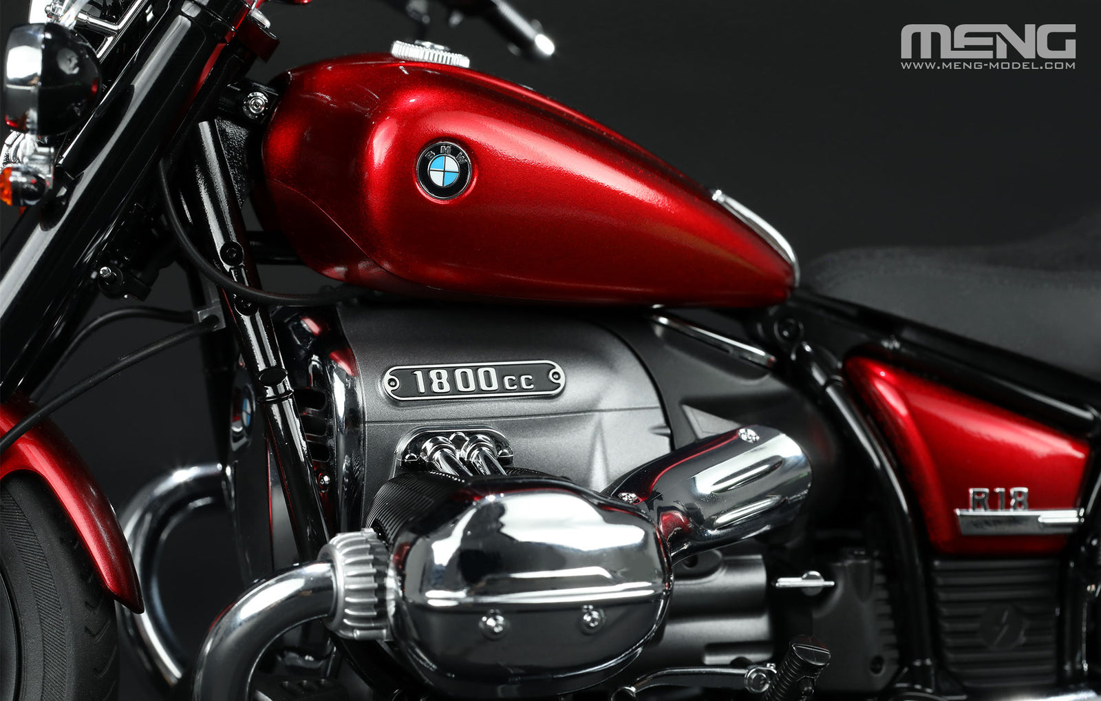 Vista lateral izquierda del motor de la moto precoloreada BMW R 18 Classic Mars Red en escala 1:9 de Meng referencia MT-006t