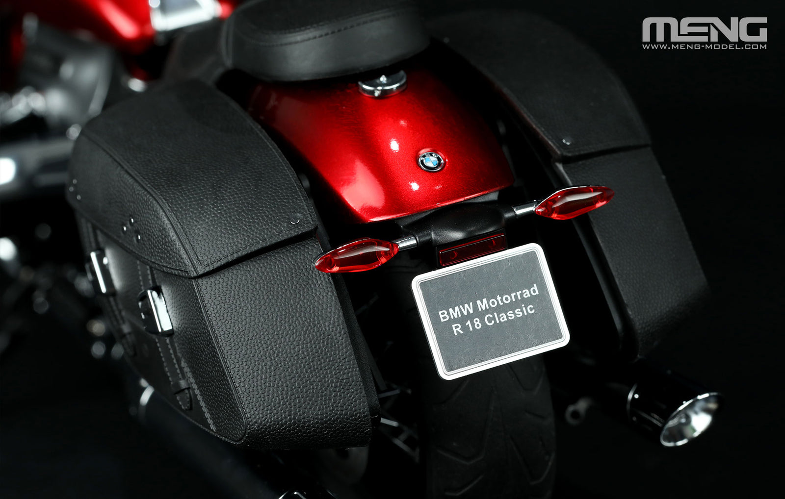 Vista trasera de la moto precoloreada BMW R 18 Classic Mars Red en escala 1:9 de Meng referencia MT-006t