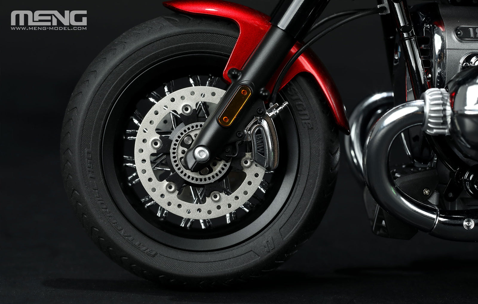 Vista de la rueda delantera de la moto precoloreada BMW R 18 Classic Mars Red en escala 1:9 de Meng referencia MT-006t
