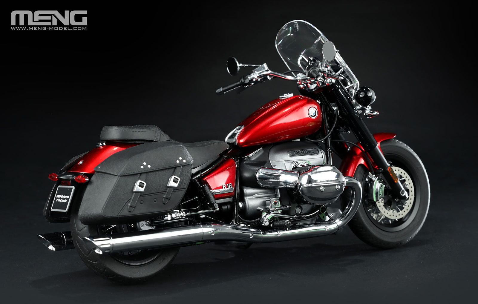 Vista lateral derecha de la moto precoloreada BMW R 18 Classic Mars Red en escala 1:9 de Meng referencia MT-006t